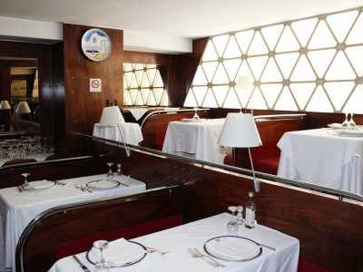 Era un tempo la sala ristorante, organizzata in piccoli salottini con panchette in legno e alluminio disposti su tre differenti livelli